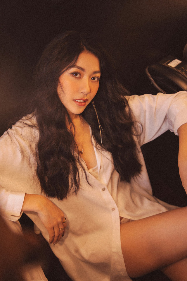 Loat anh mac noi y kho roi mat cua A hau Thuy Van-Hinh-11