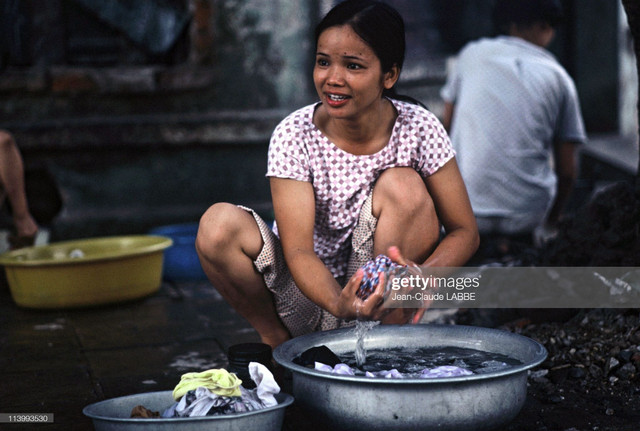 Những lát cắt cuộc sống mộc mạc của người Hà Nội năm 1994 - Hình 2 Nhung lat cat cuoc song moc mac cua nguoi Ha Noi nam 1994-Hinh-2