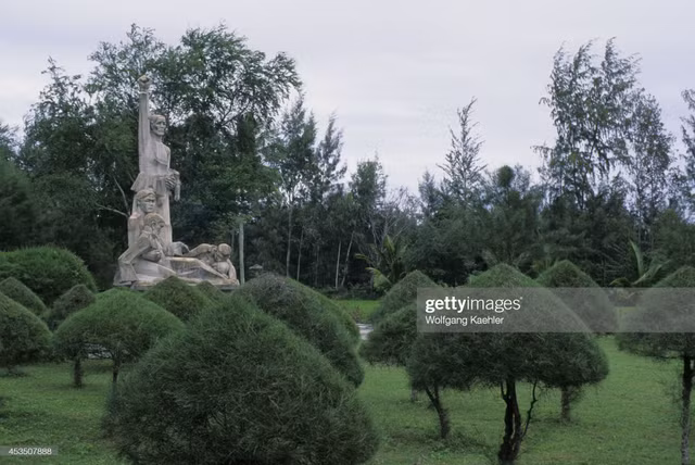 Hinh anh moc mac o chung tich Son My nam 1992 qua ong kinh khach ngoai-Hinh-4