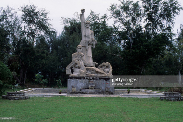 Hinh anh moc mac o chung tich Son My nam 1992 qua ong kinh khach ngoai