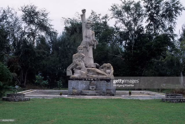 Hinh anh moc mac o chung tich Son My nam 1992 qua ong kinh khach ngoai