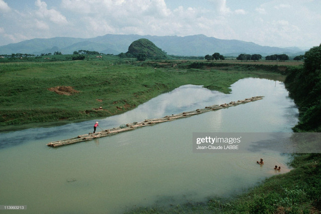 Loạt ảnh khó quên về ba miền Việt Nam năm 1994 - Hình 7 Loat anh kho quen ve ba mien Viet Nam nam 1994-Hinh-7