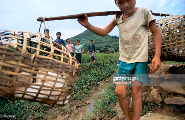 Chum anh tre em Viet Nam cuoi thap nien 1990 qua anh cua Patrick Guedj-Hinh-2