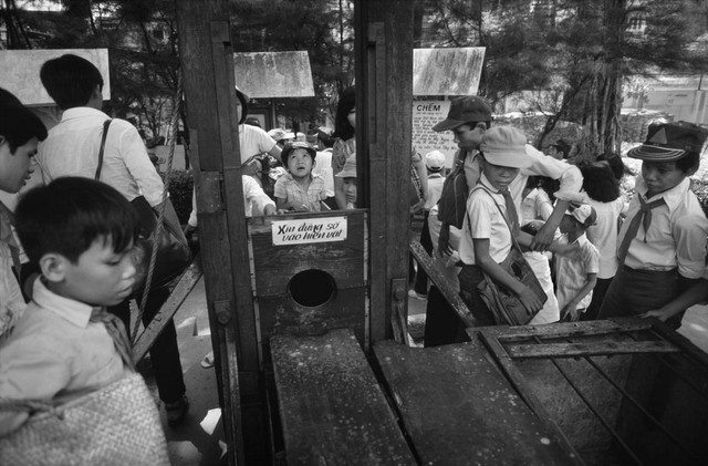 Chùm ảnh quý về Sài Gòn - TP HCM tròn 10 năm sau ngày thống nhất - Hình 12 Chum anh quy ve Sai Gon - TP HCM tron 10 nam sau ngay thong nhat-Hinh-12