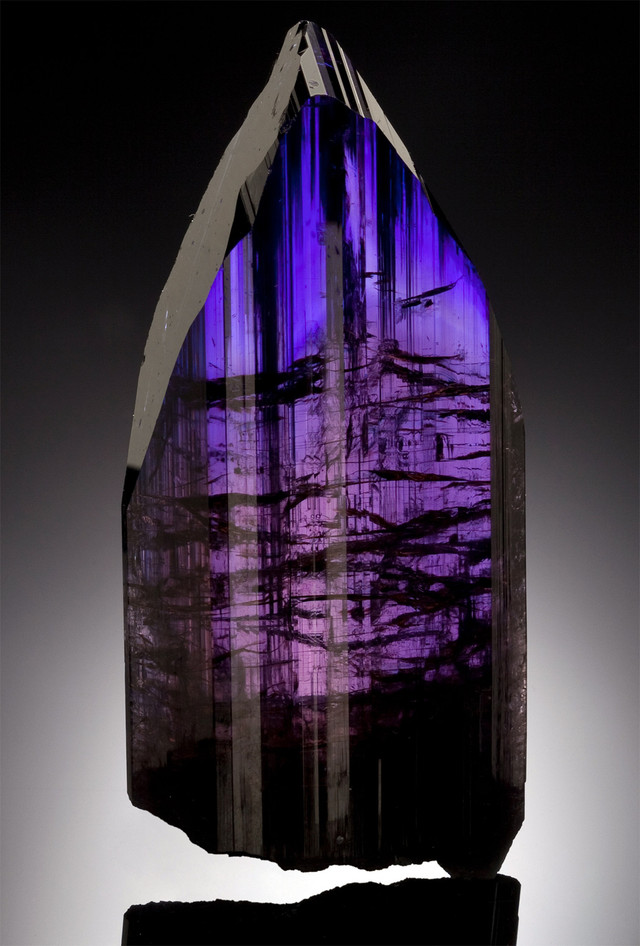 Những tác phẩm tuyệt vời từ các khoáng vật màu tím - Hình 6 Nhung tac pham tuyet voi tu cac khoang vat mau tim-Hinh-6