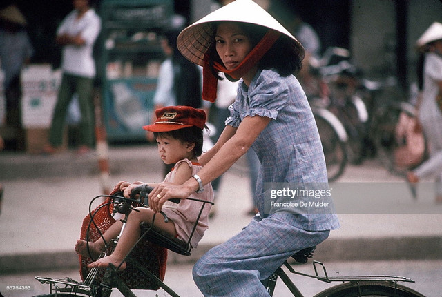 Nhìn lại phụ nữ Việt Nam thập niên 1980 qua ống kính người Pháp - Hình 9 Nhin lai phu nu Viet Nam thap nien 1980 qua ong kinh nguoi Phap-Hinh-9