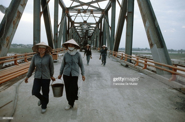 Nhìn lại phụ nữ Việt Nam thập niên 1980 qua ống kính người Pháp - Hình 2 Nhin lai phu nu Viet Nam thap nien 1980 qua ong kinh nguoi Phap-Hinh-2