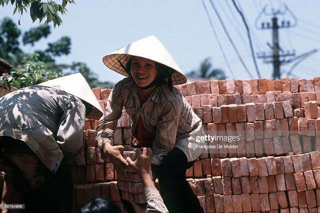 Nhìn lại phụ nữ Việt Nam thập niên 1980 qua ống kính người Pháp - Hình 7 Nhin lai phu nu Viet Nam thap nien 1980 qua ong kinh nguoi Phap-Hinh-7