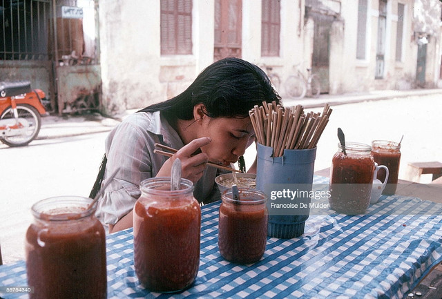 Nhìn lại phụ nữ Việt Nam thập niên 1980 qua ống kính người Pháp - Hình 10 Nhin lai phu nu Viet Nam thap nien 1980 qua ong kinh nguoi Phap-Hinh-10