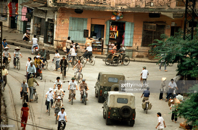 Giao thông ở Hà Nội năm 1989 cực thú vị qua ống kính người Pháp - Hình 3 Giao thong o Ha Noi nam 1989 cuc thu vi qua ong kinh nguoi Phap-Hinh-3