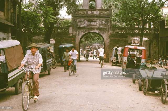 Giao thông ở Hà Nội năm 1989 cực thú vị qua ống kính người Pháp - Hình 5 Giao thong o Ha Noi nam 1989 cuc thu vi qua ong kinh nguoi Phap-Hinh-5