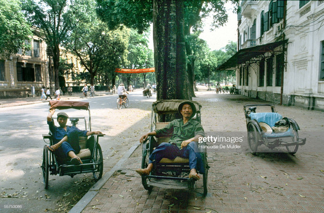 Giao thông ở Hà Nội năm 1989 cực thú vị qua ống kính người Pháp - Hình 4 Giao thong o Ha Noi nam 1989 cuc thu vi qua ong kinh nguoi Phap-Hinh-4
