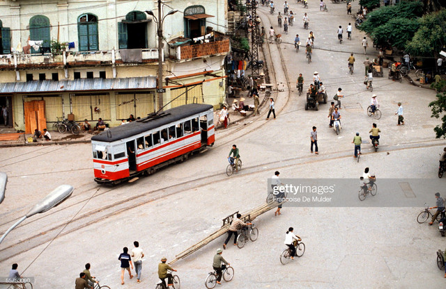 Giao thông ở Hà Nội năm 1989 cực thú vị qua ống kính người Pháp - Hình 2 Giao thong o Ha Noi nam 1989 cuc thu vi qua ong kinh nguoi Phap-Hinh-2