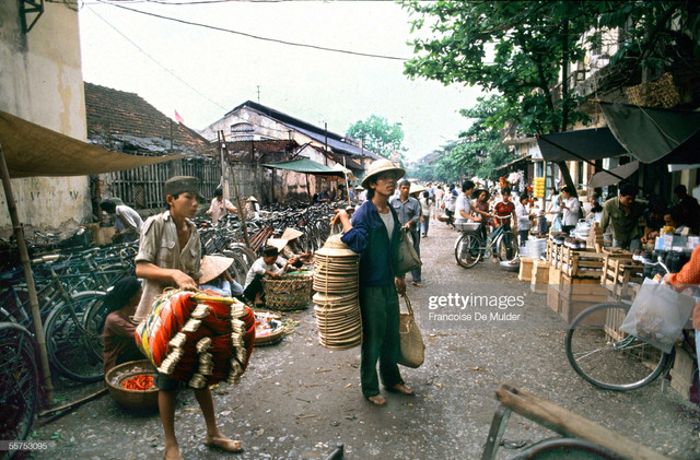 Giao thông ở Hà Nội năm 1989 cực thú vị qua ống kính người Pháp - Hình 6 Giao thong o Ha Noi nam 1989 cuc thu vi qua ong kinh nguoi Phap-Hinh-6