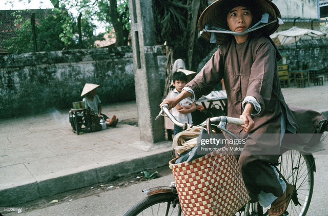 Giao thông ở Hà Nội năm 1989 cực thú vị qua ống kính người Pháp - Hình 7 Giao thong o Ha Noi nam 1989 cuc thu vi qua ong kinh nguoi Phap-Hinh-7