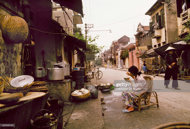 Giao thông ở Hà Nội năm 1989 cực thú vị qua ống kính người Pháp - Hình 8 Giao thong o Ha Noi nam 1989 cuc thu vi qua ong kinh nguoi Phap-Hinh-8