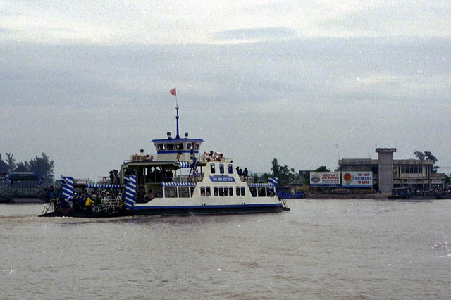 Nhộn nhịp các loại tàu thuyền ở Việt Nam năm 1996 Nhon nhip cac loai tau thuyen o Viet Nam nam 1996