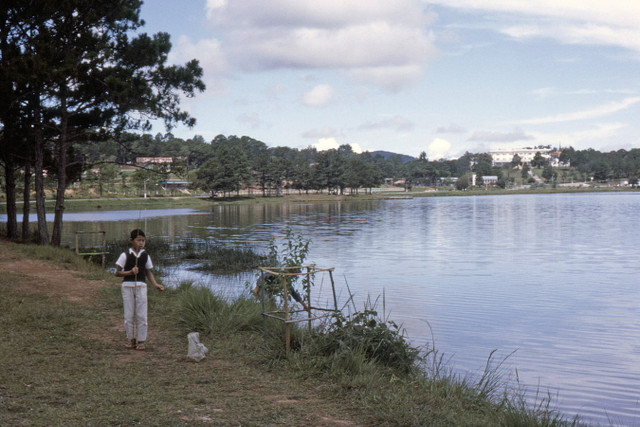 Ngắm Đà Lạt năm 1963 cực sinh động qua loạt ảnh hiếm - Hình 3 Ngam Da Lat nam 1963 cuc sinh dong qua loat anh hiem-Hinh-3