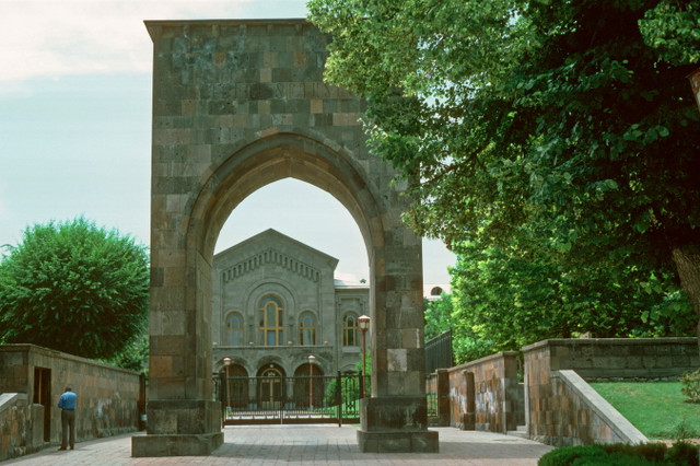 Khám phá thủ đô của Armenia thời còn nằm trong Liên Xô - Hình 11 Kham pha thu do cua Armenia thoi con nam trong Lien Xo-Hinh-11