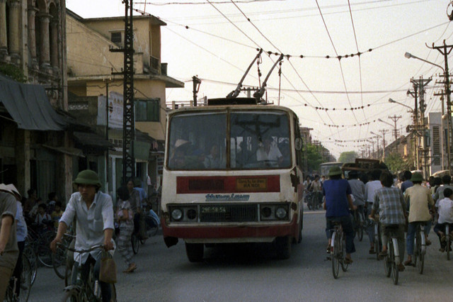 Tàu điện bánh hơi ở Hà Nội năm 1990 qua loạt ảnh cực hiếm Tau dien banh hoi o Ha Noi nam 1990 qua loat anh cuc hiem