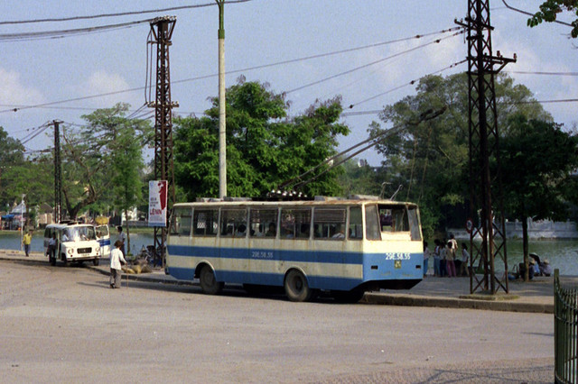 Tàu điện bánh hơi ở Hà Nội năm 1990 qua loạt ảnh cực hiếm - Hình 4 Tau dien banh hoi o Ha Noi nam 1990 qua loat anh cuc hiem-Hinh-4