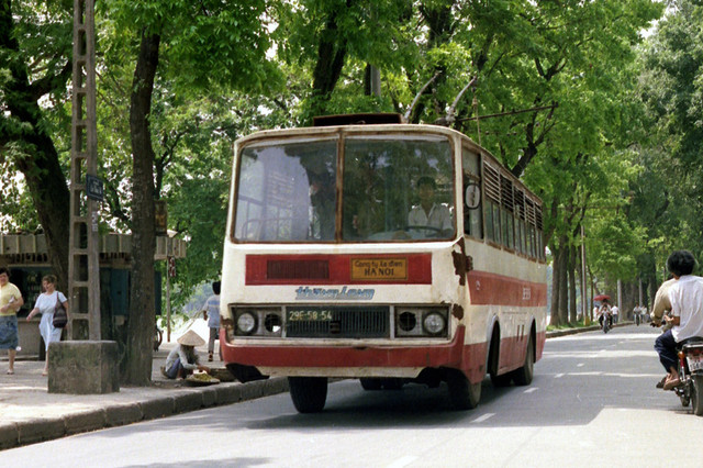 Tàu điện bánh hơi ở Hà Nội năm 1990 qua loạt ảnh cực hiếm - Hình 2 Tau dien banh hoi o Ha Noi nam 1990 qua loat anh cuc hiem-Hinh-2