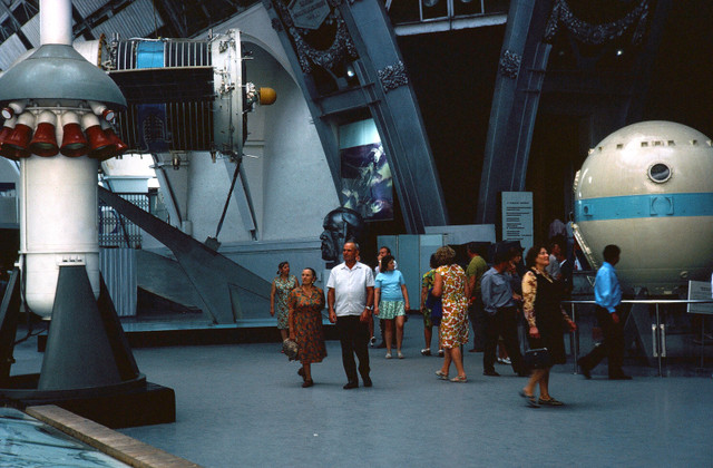 Lần đầu công bố loạt ảnh tuyệt đẹp về Moscow năm 1975 - Hình 15 Lan dau cong bo loat anh tuyet dep ve Moscow nam 1975-Hinh-15