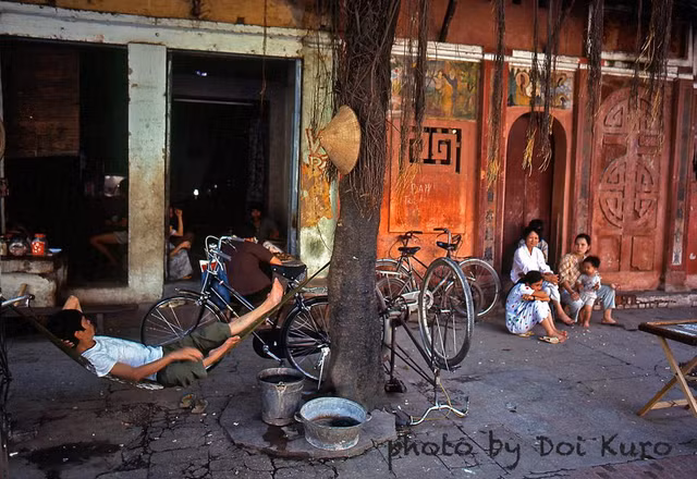 Hà Nội năm 1990 bình dị khó quên qua bộ ảnh cực quý - Hình 2 Ha Noi nam 1990 binh di kho quen qua bo anh cuc quy-Hinh-2