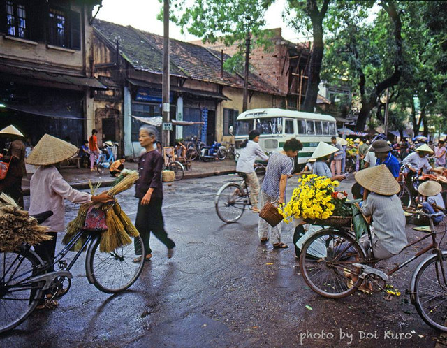 Hà Nội năm 1990 bình dị khó quên qua bộ ảnh cực quý - Hình 6 Ha Noi nam 1990 binh di kho quen qua bo anh cuc quy-Hinh-6