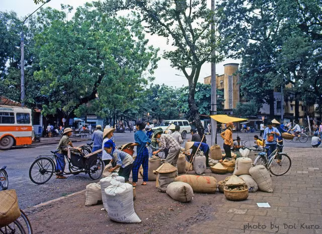Ha Noi nam 1990 binh di kho quen qua bo anh cuc quy