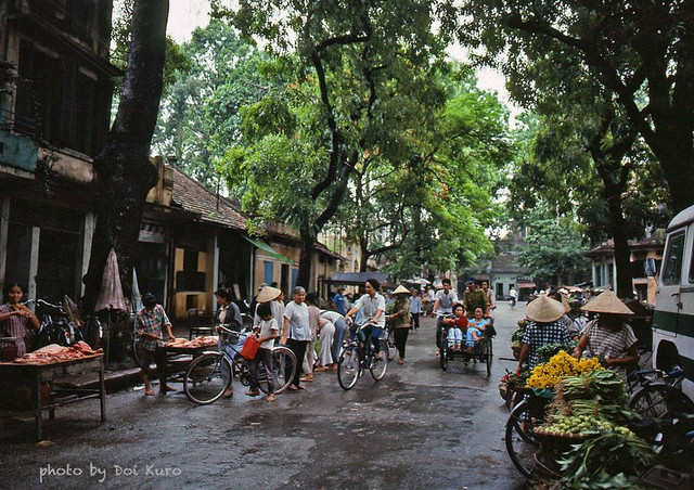 Hà Nội năm 1990 bình dị khó quên qua bộ ảnh cực quý - Hình 9 Ha Noi nam 1990 binh di kho quen qua bo anh cuc quy-Hinh-9