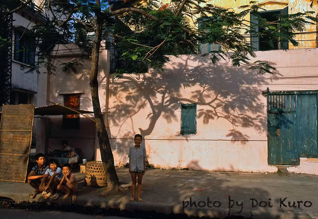Hà Nội năm 1990 bình dị khó quên qua bộ ảnh cực quý - Hình 4 Ha Noi nam 1990 binh di kho quen qua bo anh cuc quy-Hinh-4