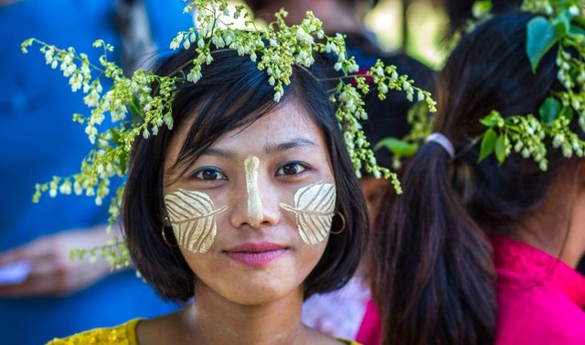 Phong cách trang điểm đặc biệt của phụ nữ Myanmar - Hình 2 Phong cach trang diem dac biet cua phu nu Myanmar-Hinh-2