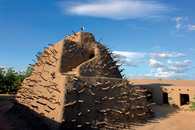 Kham pha khu lang mo hoang gia Askia cua de che Songhai hung thinh