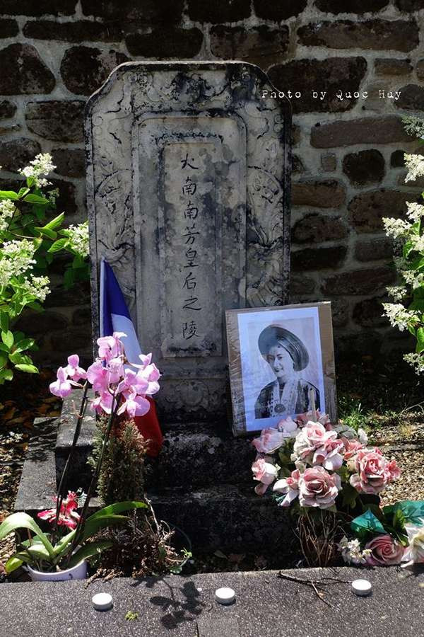 Bất ngờ với nơi an nghỉ giản dị của Nam Phương Hoàng hậu - Hình 4 Bat ngo voi noi an nghi gian di cua Nam Phuong Hoang hau-Hinh-4