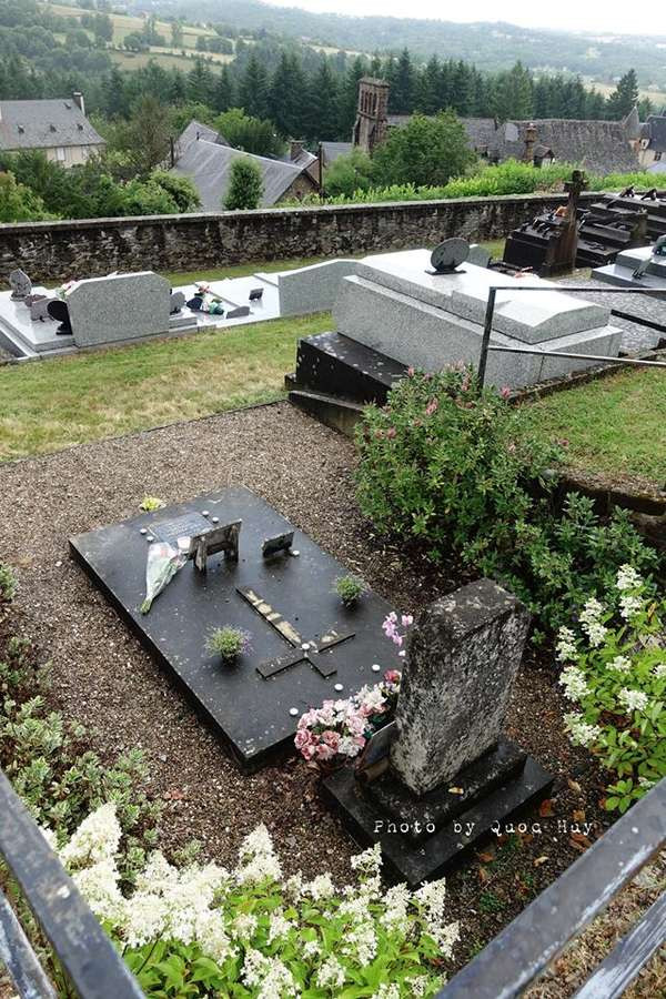 Bất ngờ với nơi an nghỉ giản dị của Nam Phương Hoàng hậu - Hình 6 Bat ngo voi noi an nghi gian di cua Nam Phuong Hoang hau-Hinh-6