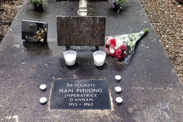 Bất ngờ với nơi an nghỉ giản dị của Nam Phương Hoàng hậu - Hình 5 Bat ngo voi noi an nghi gian di cua Nam Phuong Hoang hau-Hinh-5
