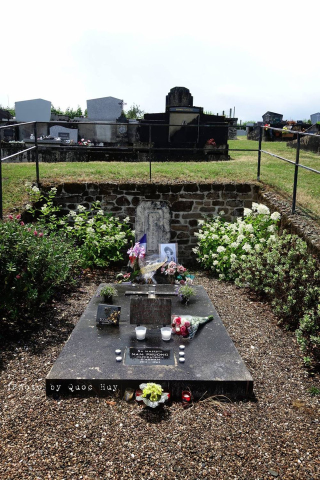 Bất ngờ với nơi an nghỉ giản dị của Nam Phương Hoàng hậu - Hình 3 Bat ngo voi noi an nghi gian di cua Nam Phuong Hoang hau-Hinh-3