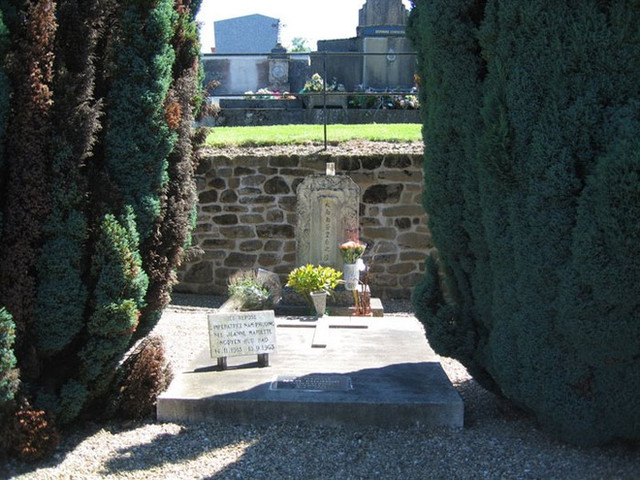 Bất ngờ với nơi an nghỉ giản dị của Nam Phương Hoàng hậu - Hình 2 Bat ngo voi noi an nghi gian di cua Nam Phuong Hoang hau-Hinh-2