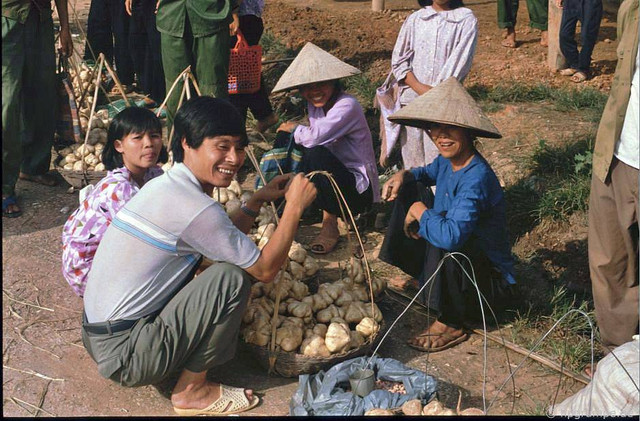 Soi cuộc sống bên đường tàu ở Việt Nam 30 năm trước - Hình 5 Soi cuoc song ben duong tau o Viet Nam 30 nam truoc-Hinh-5
