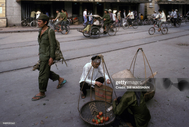 Cuộc sống nhộn nhịp của người dân Hà Nội năm 1989 - Hình 4 Cuoc song nhon nhip cua nguoi dan Ha Noi nam 1989-Hinh-4
