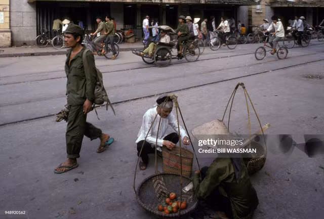Cuộc sống nhộn nhịp của người dân Hà Nội năm 1989 - Hình 4 Cuoc song nhon nhip cua nguoi dan Ha Noi nam 1989-Hinh-4