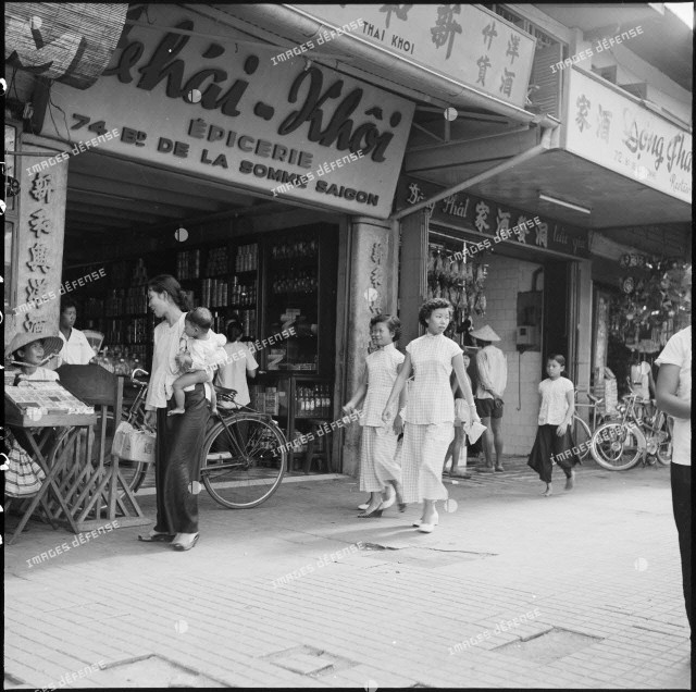 Công bố loạt hình cực độc về vỉa hè Sài Gòn năm 1953 - Hình 2 Cong bo loat hinh cuc doc ve via he Sai Gon nam 1953-Hinh-2