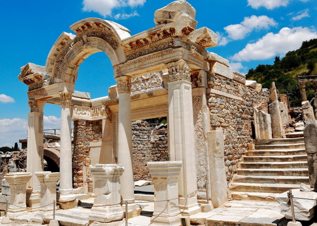 Biết gì về thành phố cổ Ephesus với loạt kiến trúc đồ sộ? - Hình 14 Biet gi ve thanh pho co Ephesus voi loat kien truc do so?-Hinh-14