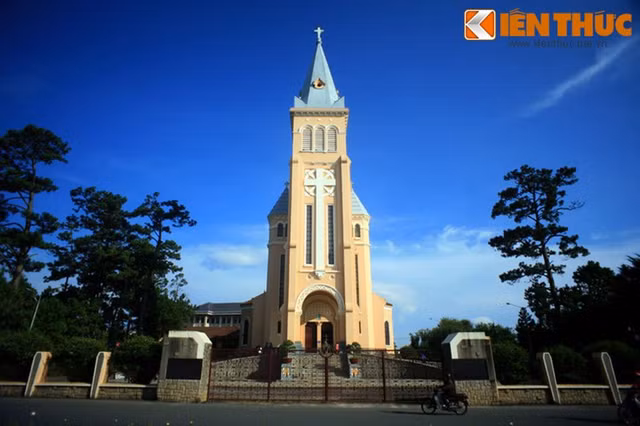 Nhung nha tho co mau hong doc dao o Viet Nam-Hinh-7