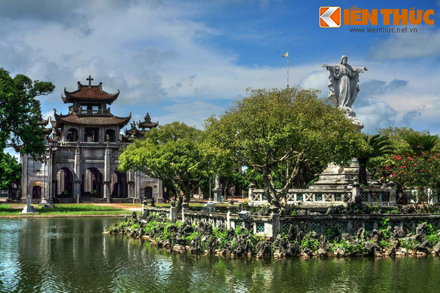 Ba nhà thờ cổ tráng lệ nhất 3 miền Bắc - Trung - Nam Ba nha tho co trang le nhat 3 mien Bac - Trung - Nam