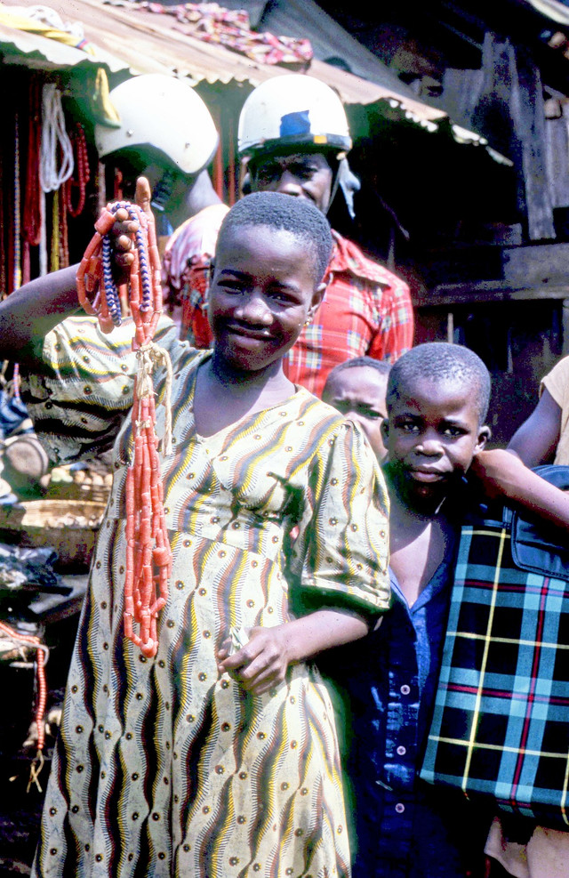 Loạt ảnh khó quên về đất nước Nigeria năm 1980 - Hình 2 Loat anh kho quen ve dat nuoc Nigeria nam 1980-Hinh-2