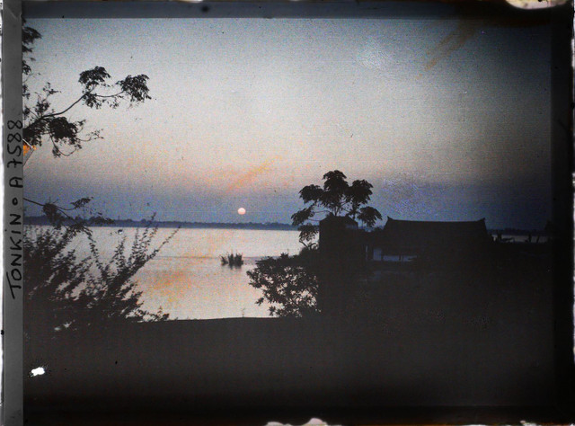 Ngây ngất cảnh hoàng hôn rực rỡ ở hồ Tây hơn một thế kỷ trước - Hình 3 Ngay ngat canh hoang hon ruc ro o ho Tay hon mot the ky truoc-Hinh-3