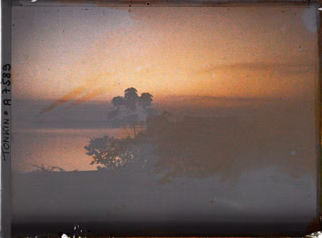 Ngay ngat canh hoang hon ruc ro o ho Tay hon mot the ky truoc-Hinh-4