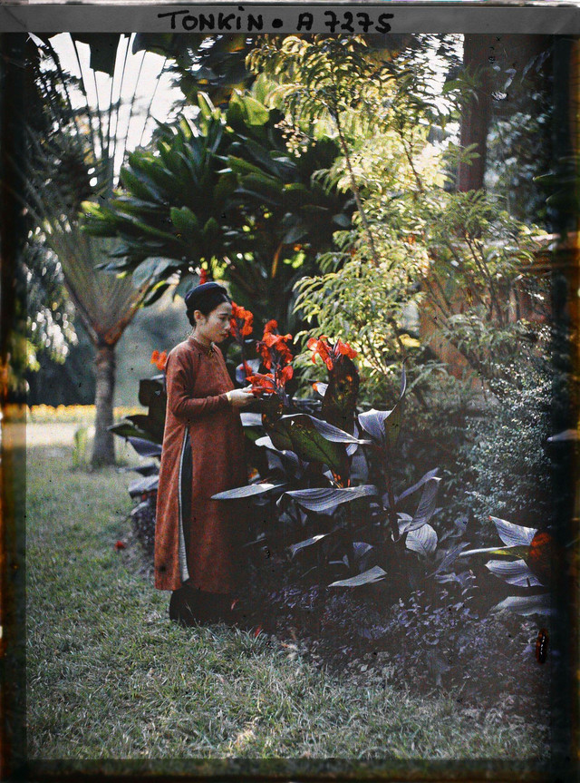 Loạt ảnh màu về người đẹp Hà Nội năm 1915 qua ống kính người Pháp - Hình 5 Loat anh mau ve nguoi dep Ha Noi nam 1915 qua ong kinh nguoi Phap-Hinh-5